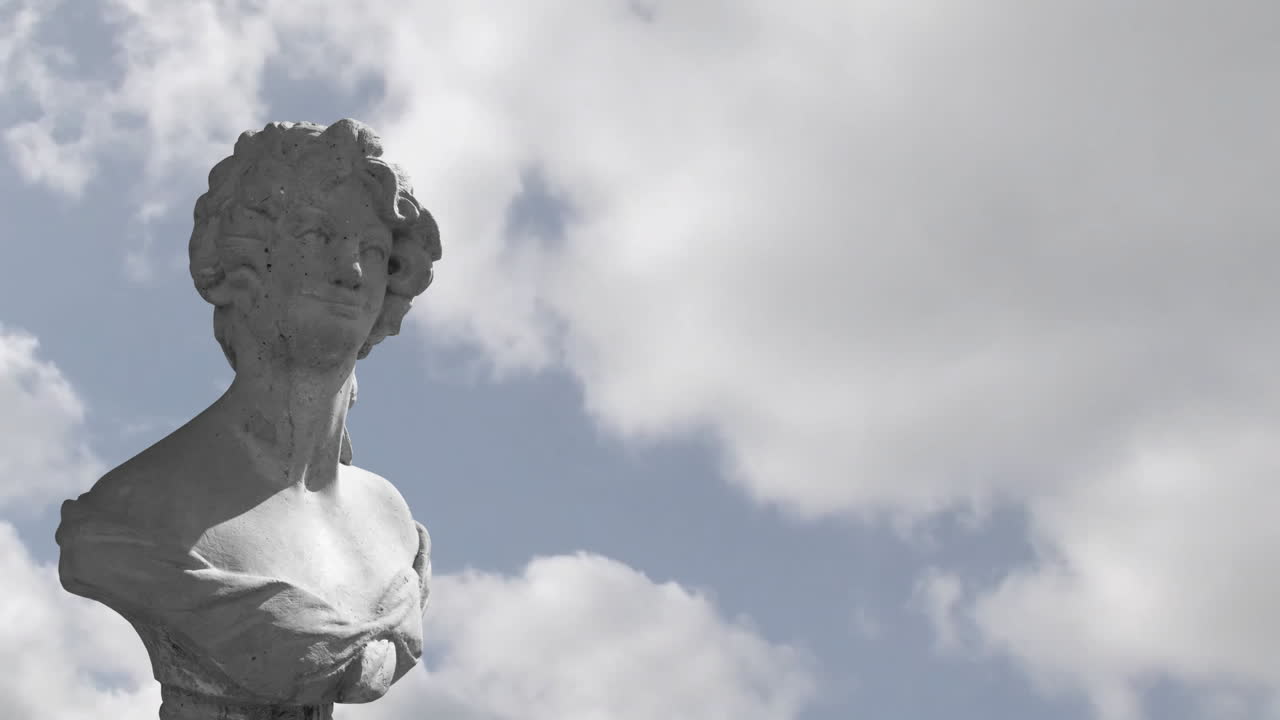 animación de la escultura gris del hombre sobre el cielo azul y las nubes, copia el espacio