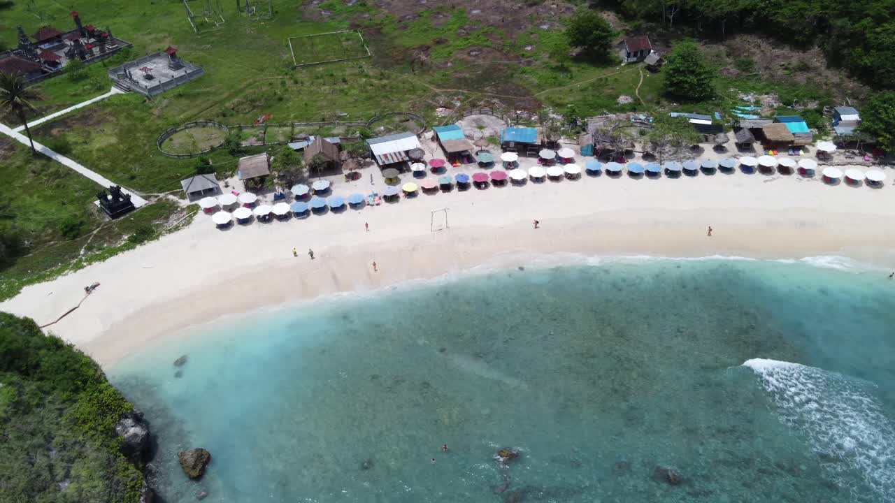Panoramica aerea di Atuh Beach e della sua ripida scalinata che scende dal fianco della collina sull'isola di Nusa Penida