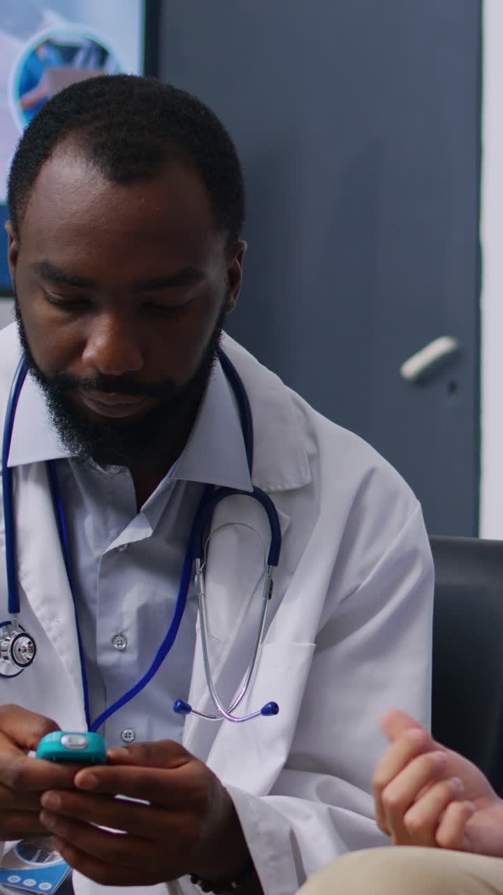 Vertical video: Specialist consulting asian patient