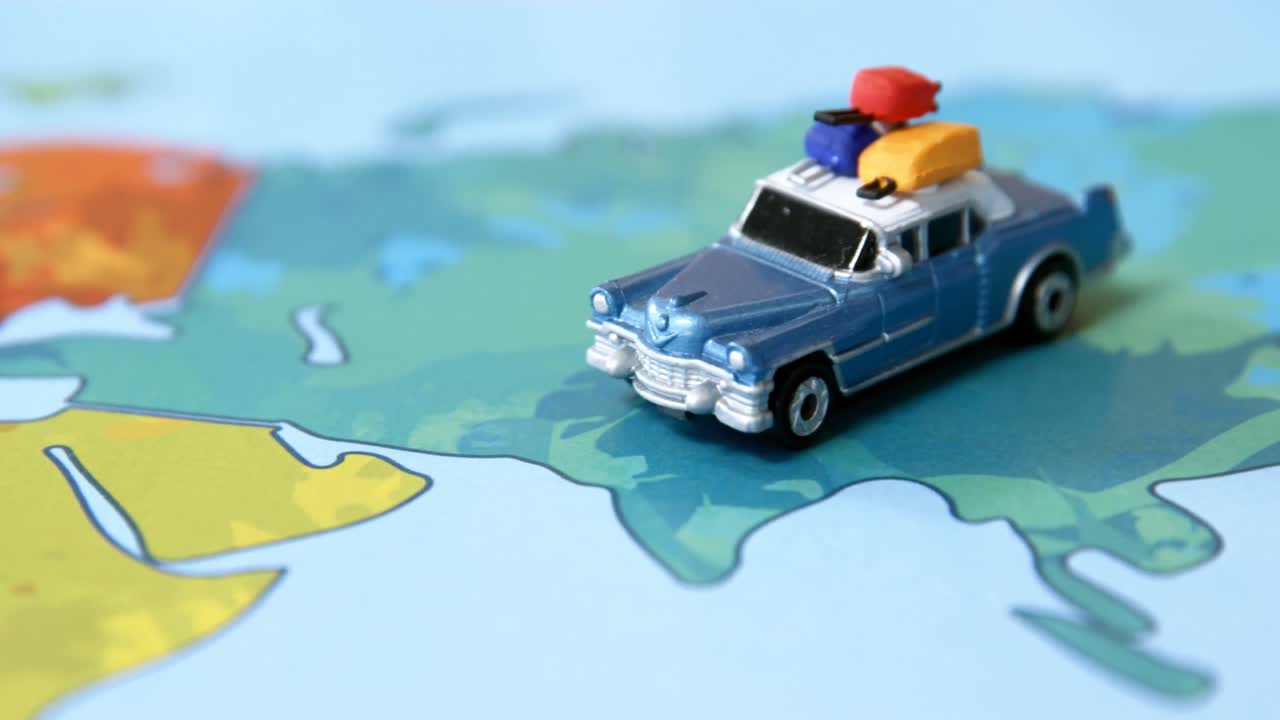 coche en miniatura en un mapa