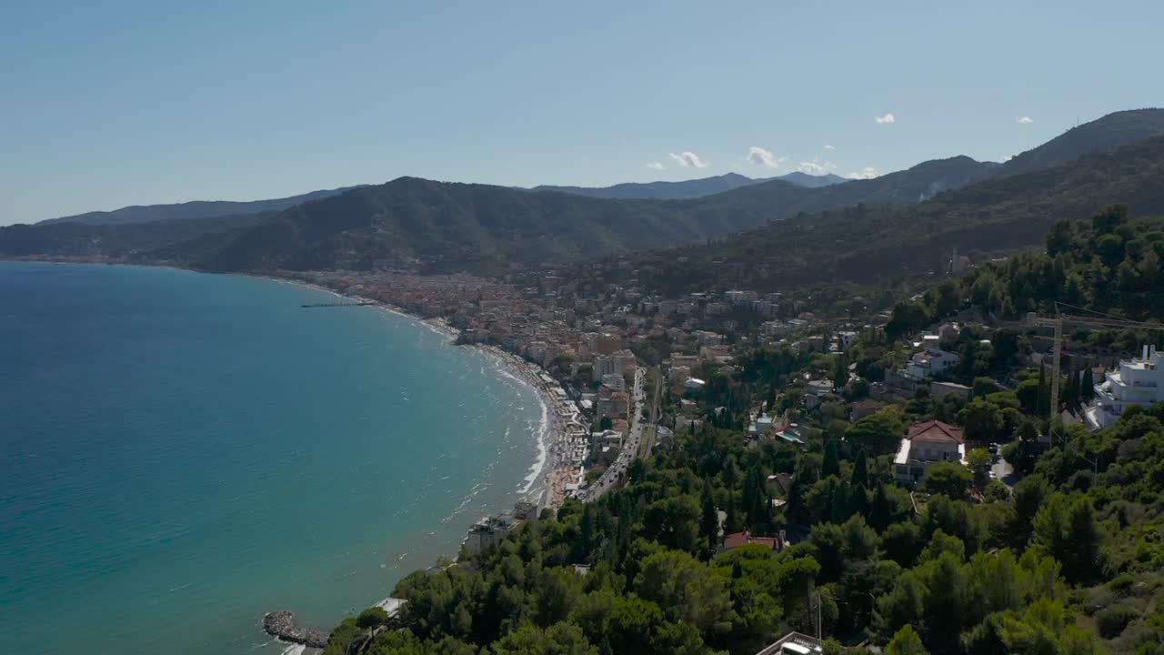 Vista de drone de Alassio, pequeno destino de verão na Ligúria.