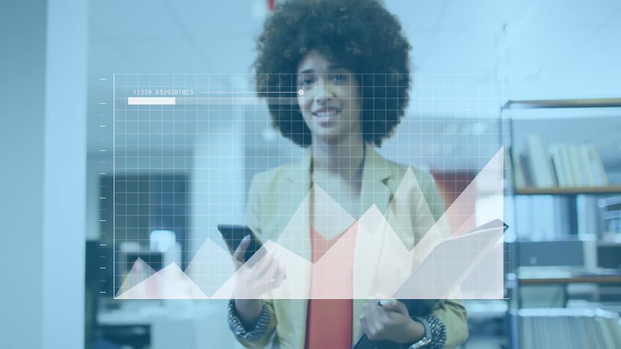 animación de procesamiento de datos estadísticos contra mujer afroamericana caminando en el pasillo de la oficina