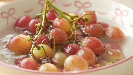 red grapes in water