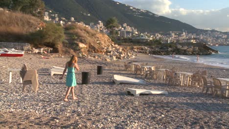 Eine-Blonde-Frau-Spaziert-Am-Strand-In-Der-Nähe-Von-Beirut-Libanon