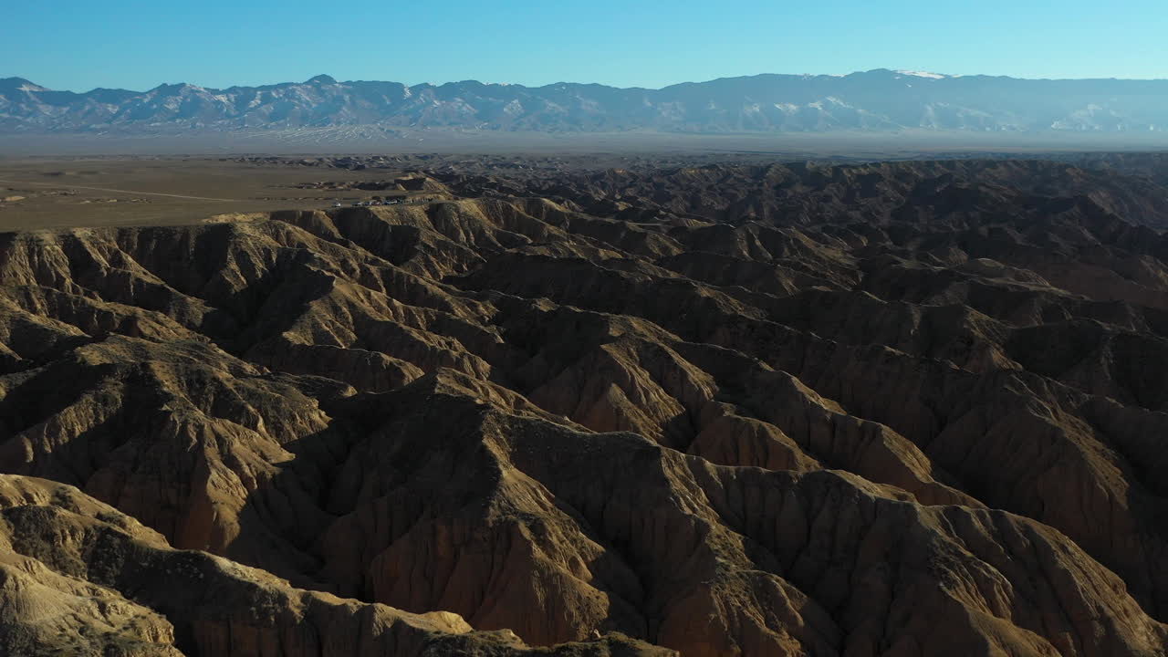 inclinándose hacia arriba y revelando una toma de un dron del valle del cañón chary en kazajstán
