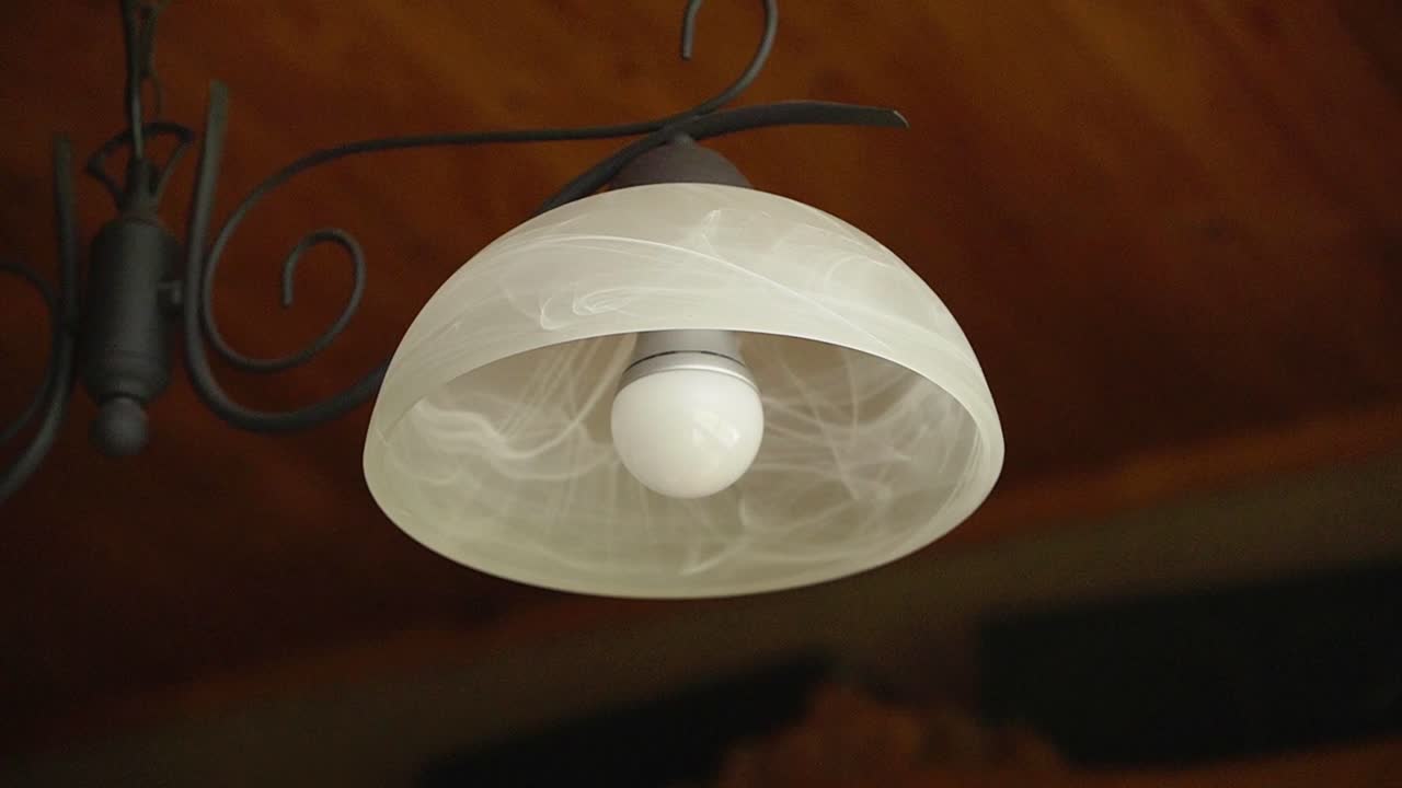 나무로 된 전통적인 방갈로 집에 매달린 고전적인 고대 램프의 정적