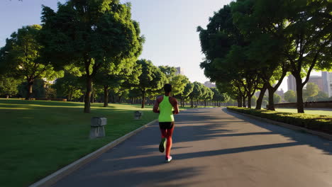 mujer corriendo en un parque de la ciudad