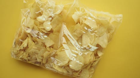 papas fritas en una bolsa de plástico