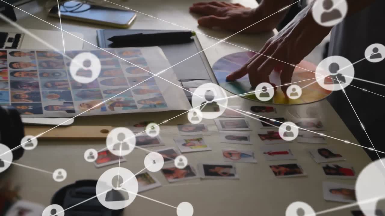 animación de la red de conexiones con iconos sobre la mujer utilizando una muestra de color