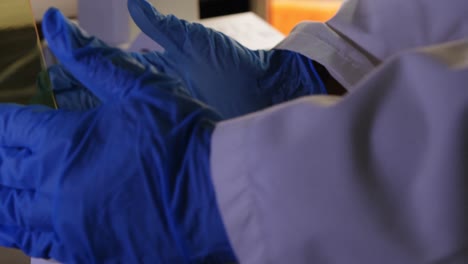 científico que usa una máquina en el laboratorio 4k