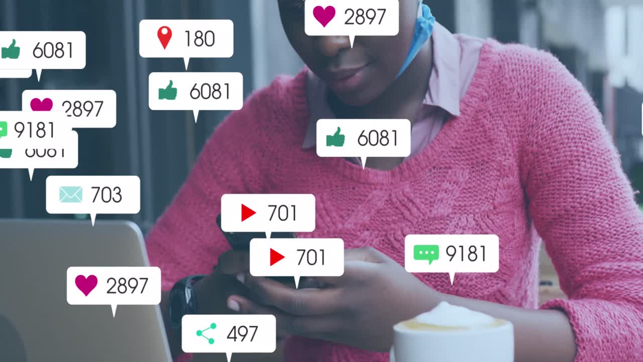 animación de iconos de las redes sociales sobre una mujer afroamericana con máscara facial usando un teléfono inteligente