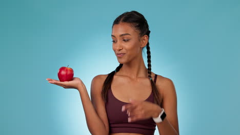 mujer, atleta y manzana en las manos con los pulgares hacia arriba