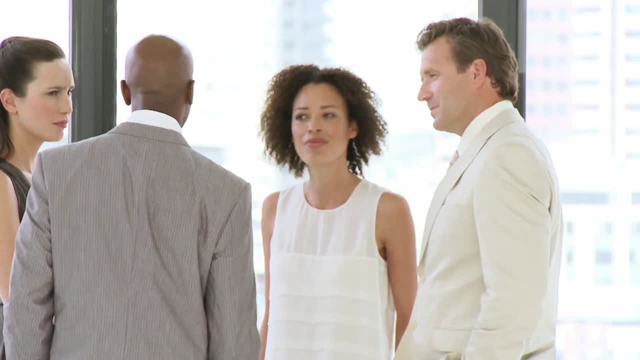 equipo de negocios discutiendo un proyecto de negocios