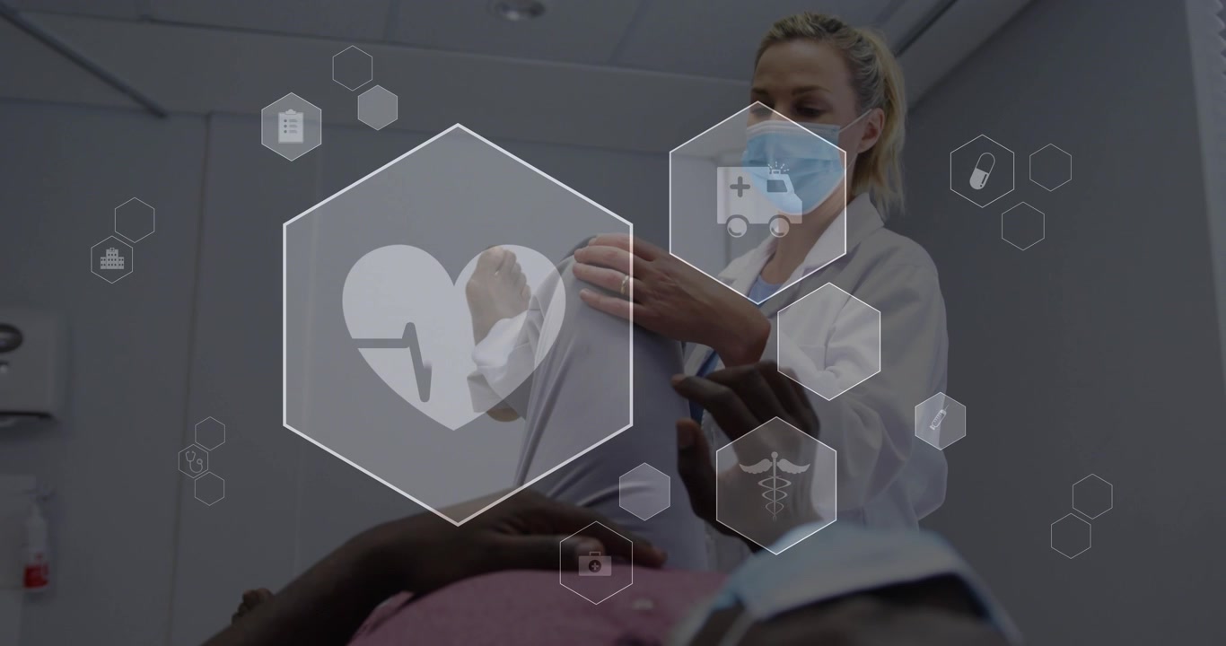 Clínico colocando as mãos no joelho, examinando a mobilidade durante o exame clínico enquanto ícones HUD hexagonais aparecem.