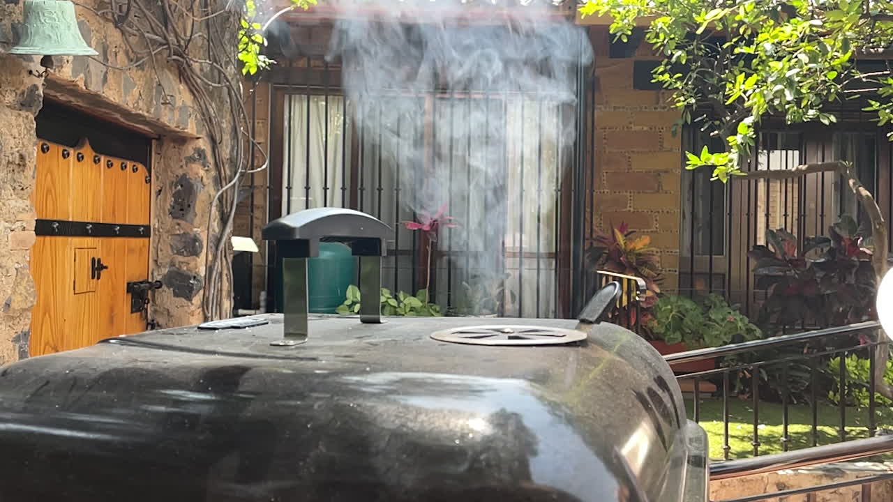 로스트 비프에서 증기가 올라오는 슬로우 모션 장면