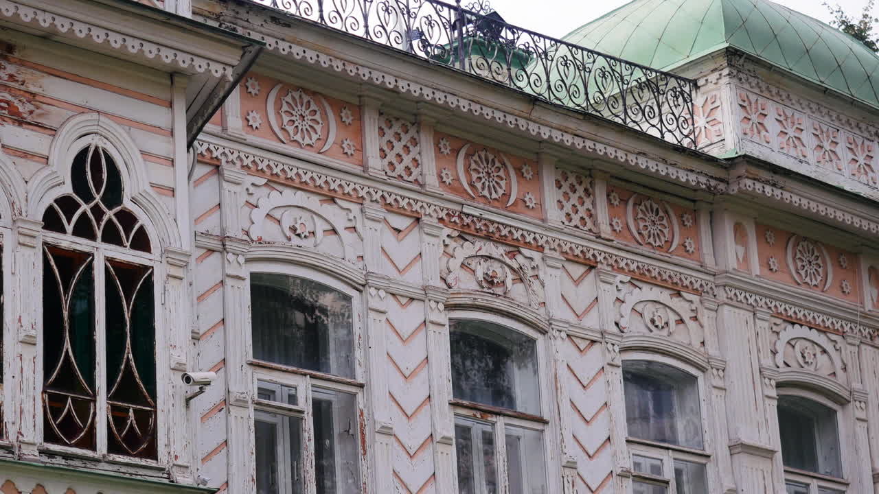 fachada ornamentada de un antiguo edificio