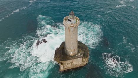 Rückwärtsaufnahme-Des-Leuchtturms-Phare-Du-Four-In-Der-Bretagne,-Frankreich