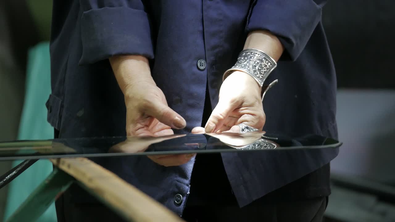 자동차 서비스에서 교체를 위해 앞 유리를 준비하는 과정