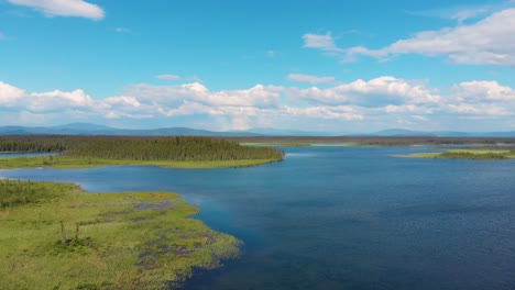 video de drones de 4k del lago clearwater y el río tanana cerca del cruce del delta, ak durante el verano