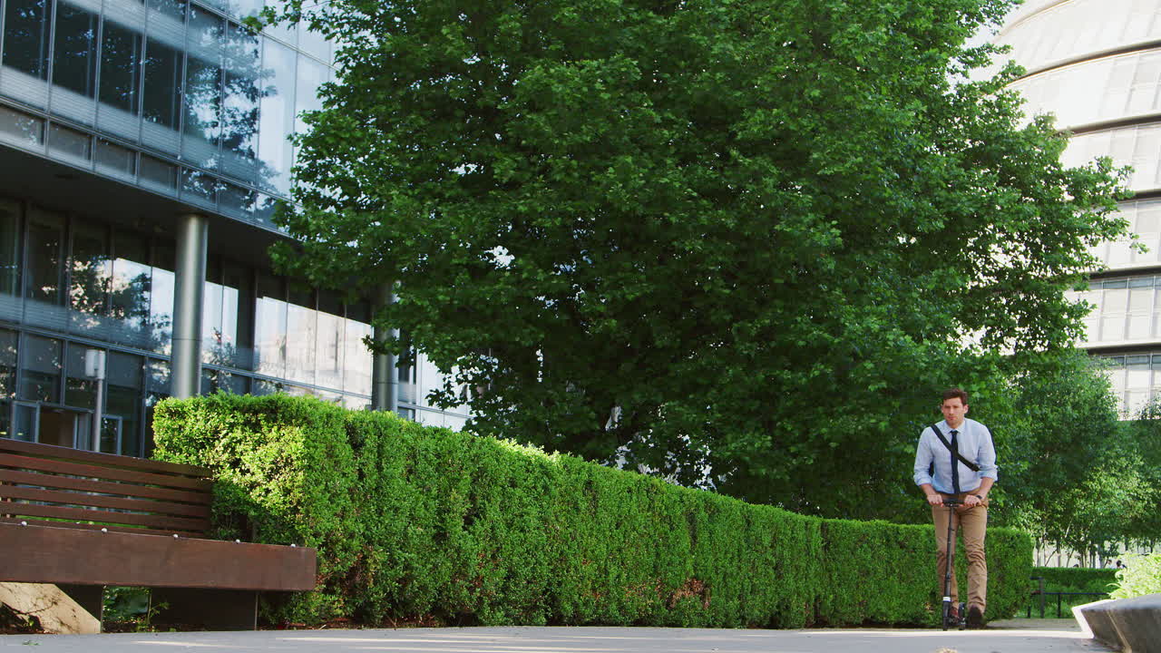 스쿠터 를 타고 도시 를 가로질러 출퇴근 하는 사업가