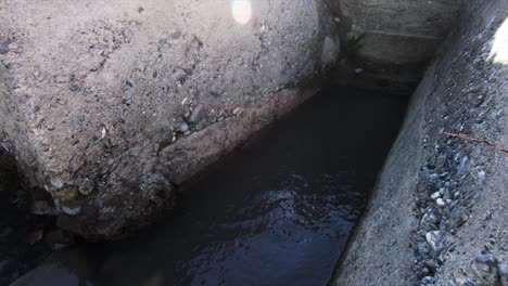 Depósito-De-Agua-Dulce-Un-Río-Estanque-En-La-Estación-Montañosa-De-Kargil-Ladakh