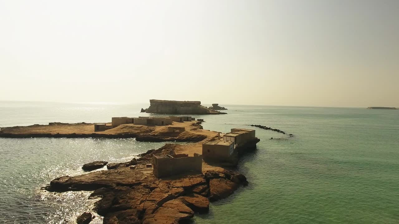 un punto de interés fotografía aérea de algunas pequeñas islas rocosas en el golfo pérsico