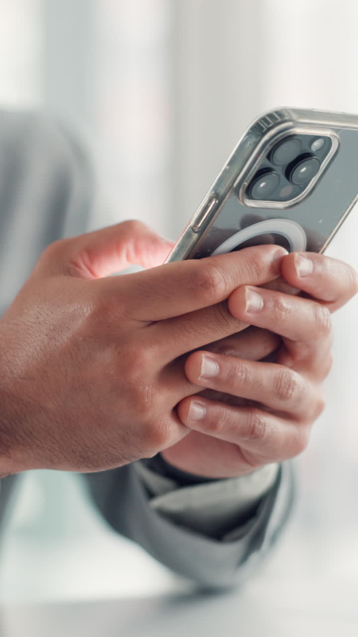 Primo piano di mani che usano uno smartphone per comunicare