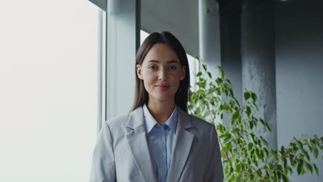 retrato de mujer de negocios en una oficina moderna