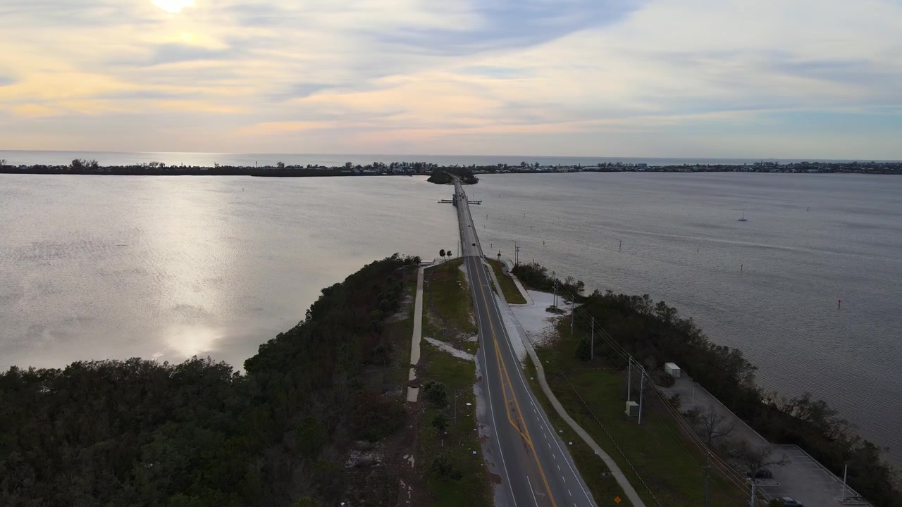 Ripresa aerea del Ponte di Anna Maria Island in Florida al tramonto, che mostra il ponte e l'isola. Crane Up Sunset W.