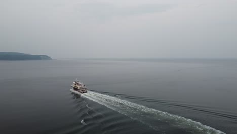 Drone-Siguiendo-El-Ferry-De-La-Ciudad-De-Quebec-Cruzando-El-Río-St.