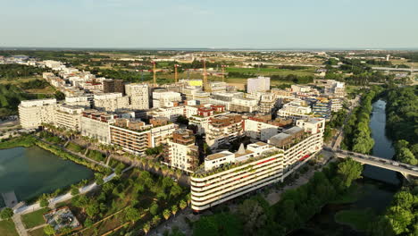 Desde-Arriba,-El-Puerto-Marianne-De-Montpellier-Emerge-Como-Un-Tapiz-Del-Arte-Contemporáneo.