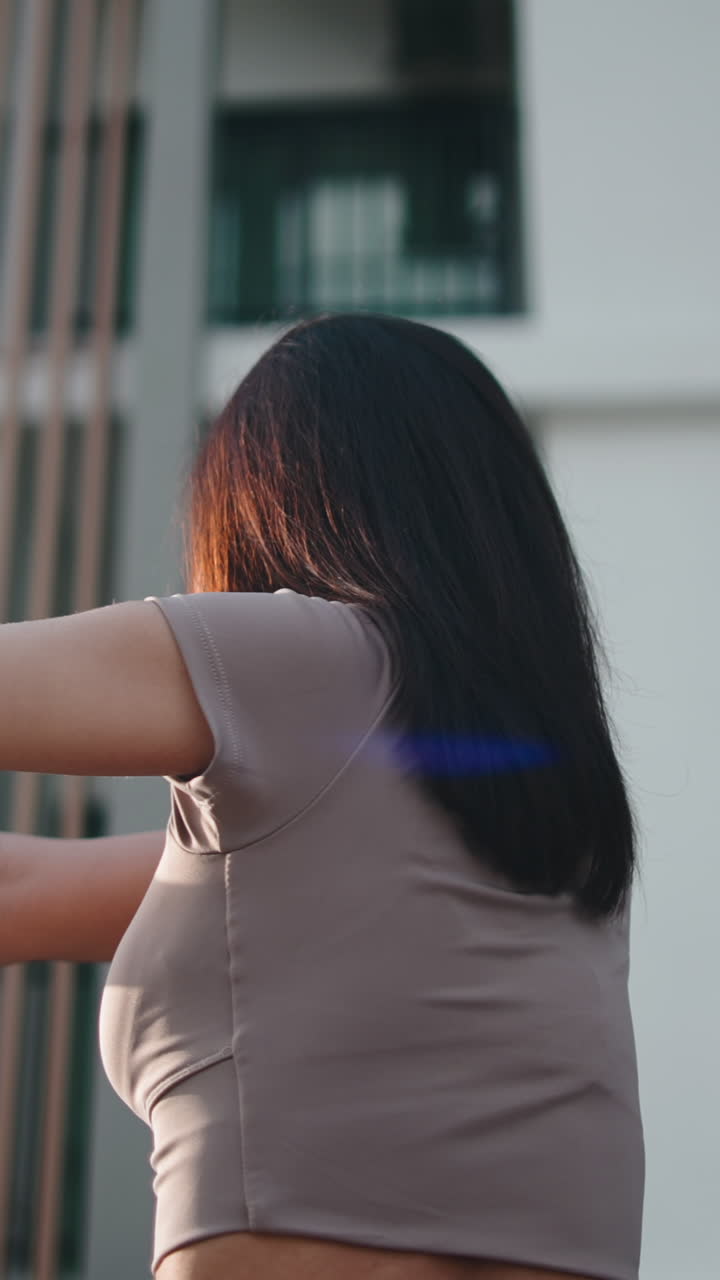 屋外で運動する女性