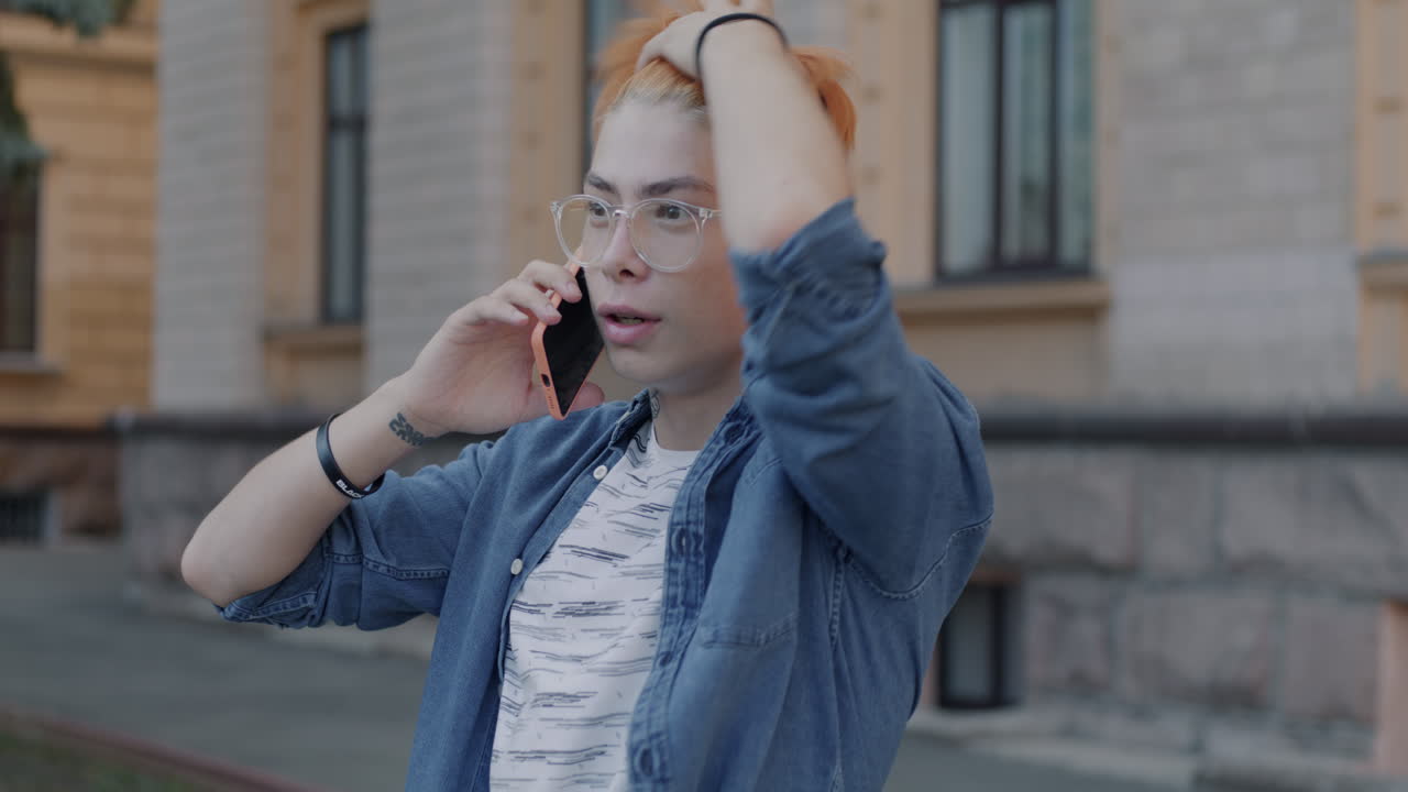 전화 통화 하는 젊은 남자