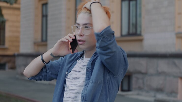 Ung mand taler i telefon