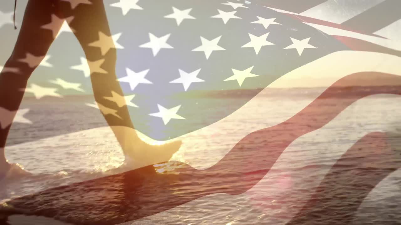 Mujer caminando por la playa