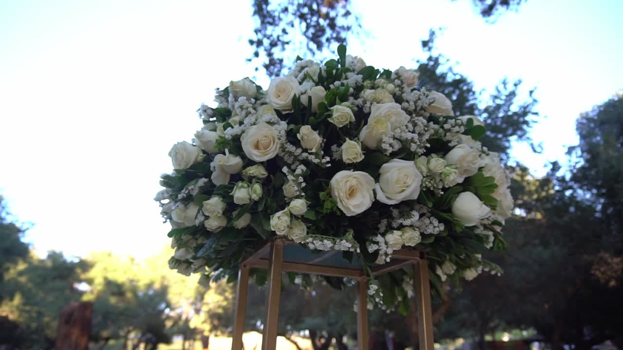 Un mazzo di rose bianche in un vaso dorato
