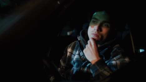 hombre conduciendo por la noche