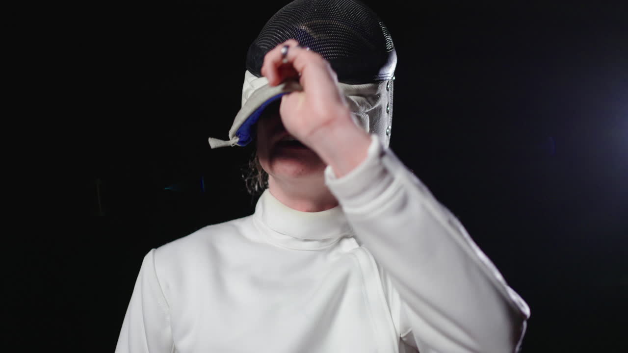 joven esgrimista listo para la competencia