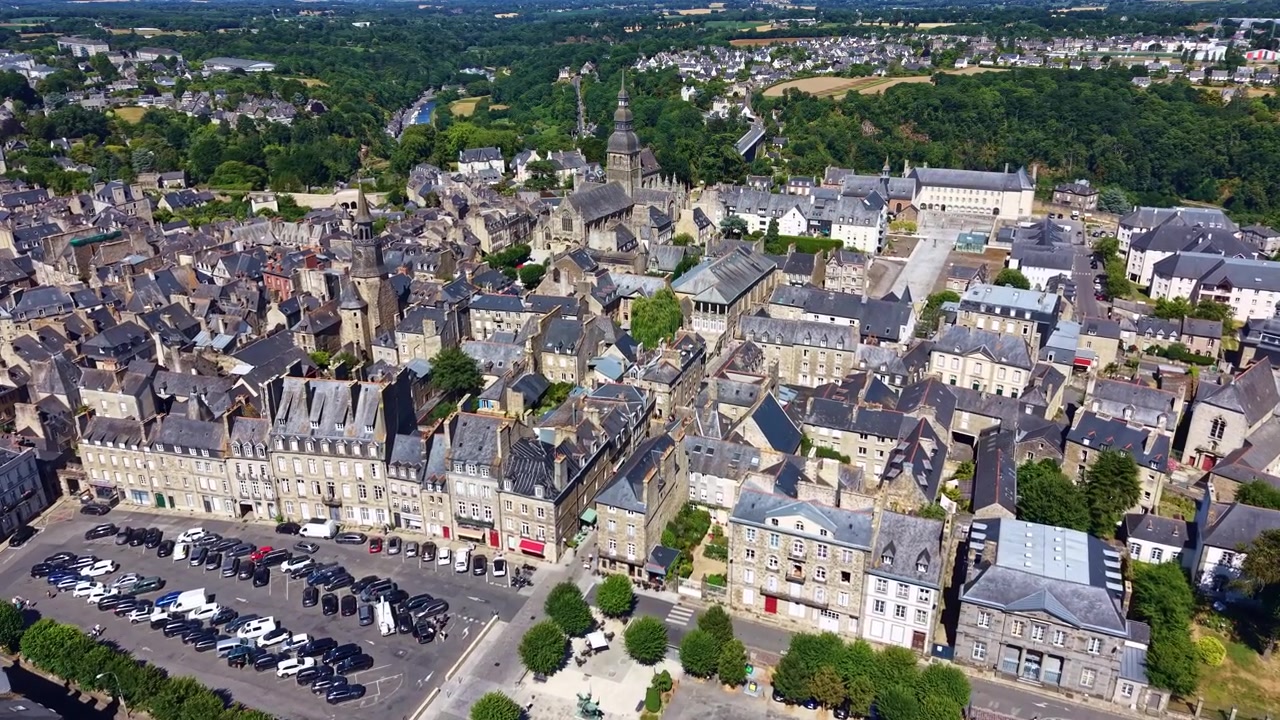 Place Duguesclin dan bangunan bersejarah, gereja, serta jembatan layang di latar belakang, Dinan, Prancis. Drone udara bergerak maju