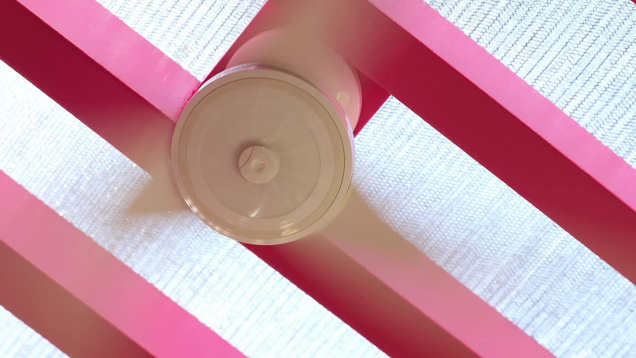 ventilador que ventila el aire desde el techo con fondo rosa