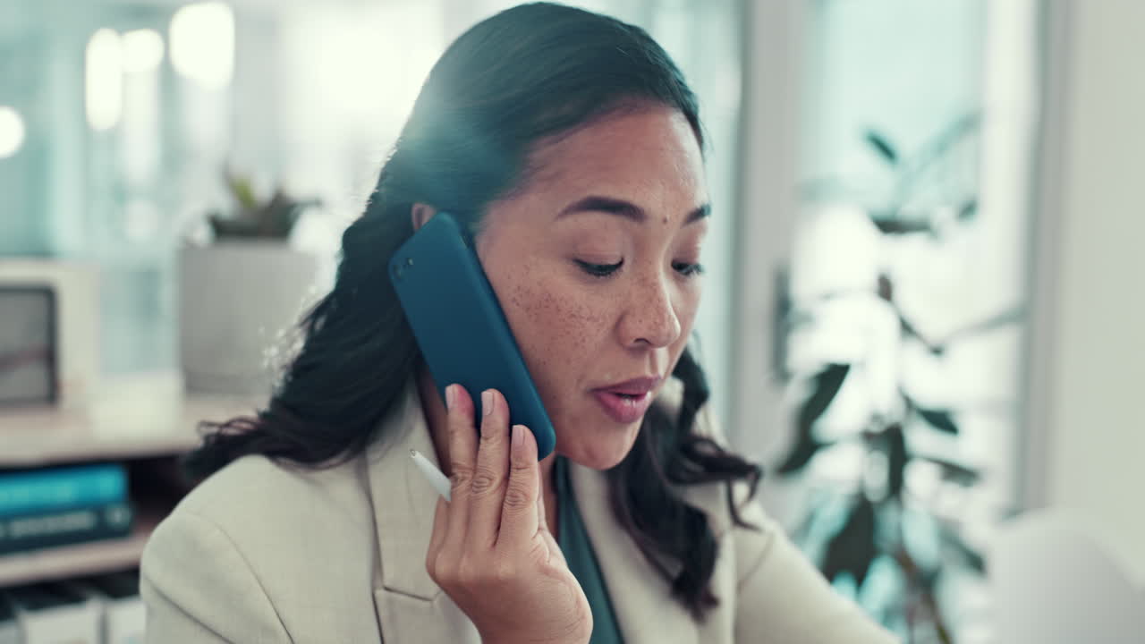 전화 통화, 멀티 태스크 및 비즈니스 여자 책에