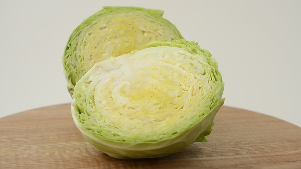 まな板のキャベツ。動きのある撮影