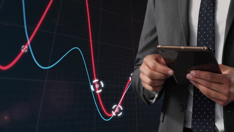 animación del procesamiento de datos financieros sobre un empresario caucásico que usa una tableta