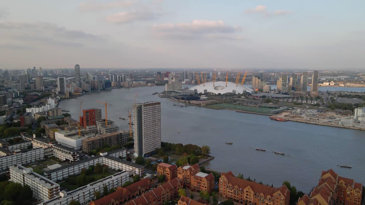 isla de los perros - río támesis, centro de la ciudad de londres, reino unido, drone aéreo