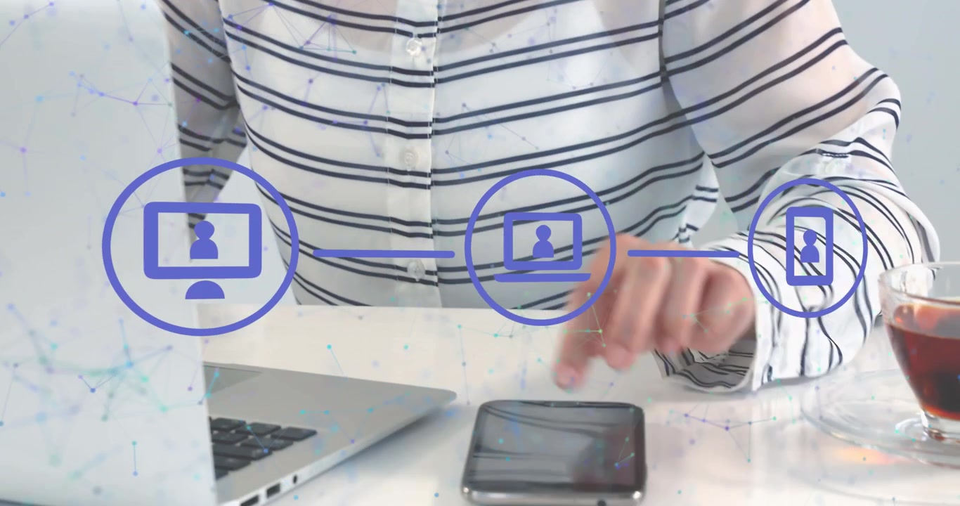 Animazione di elaborazione dati e reti su una donna che usa smartphone e laptop.