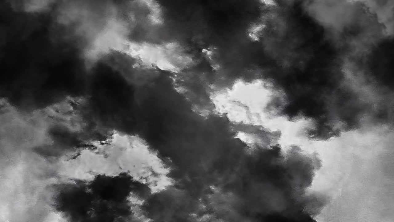 nubes oscuras acercándose con un rayo en ellas 4k
