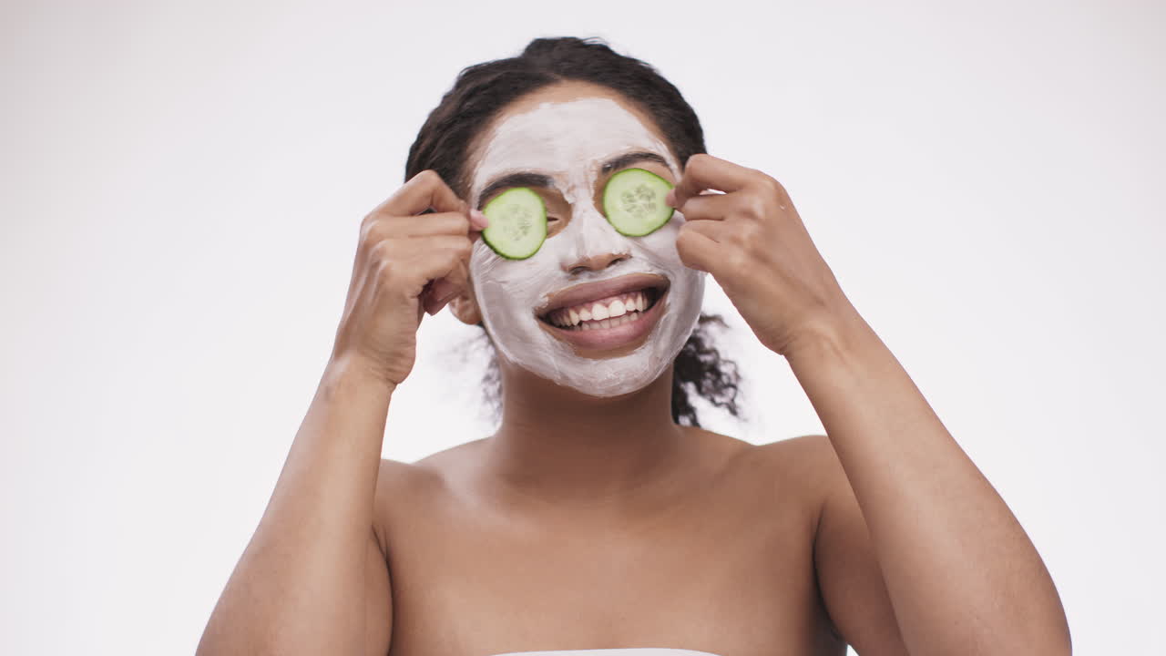 mujer disfrutando de una máscara facial de pepino