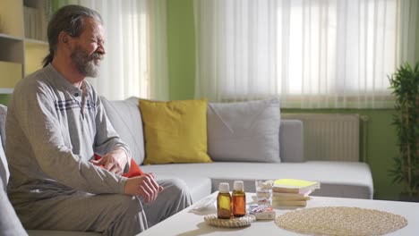 hombre anciano enfermo sosteniendo un frasco de medicina médica y tos.