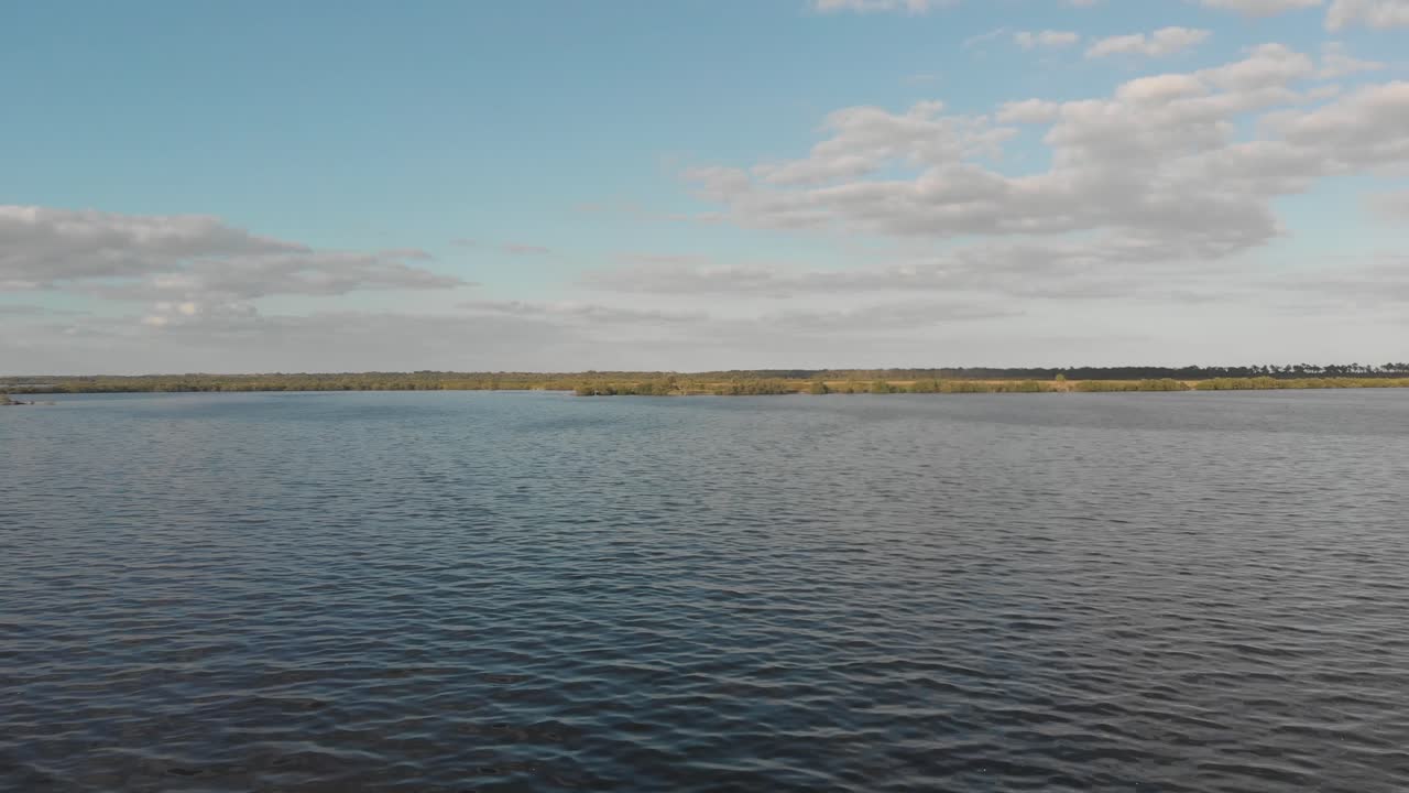 laguna pantano tierra costa apuntalar hierba estanques pescar viaje indio río florida estados unidos aéreo dron