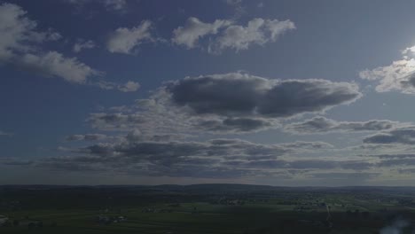 nubes esponjosas blancas y oscuras con un cielo azul